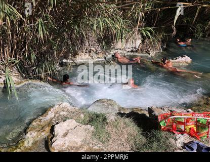 Les gens sont la baignade dans les sources chaudes de Saturnia Therme Banque D'Images