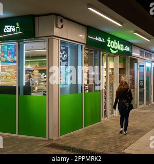 Magasin du détaillant polonais Zabka sur la promenade de Swinoujscie dans la soirée Banque D'Images