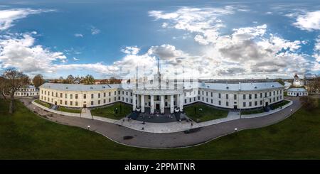 Vue panoramique à 360° de vue panoramique aérienne et sans couture du hdri 360 au-dessus d'un château médiéval avec colonnes et bâtiments historiques en projection équirectangulaire.