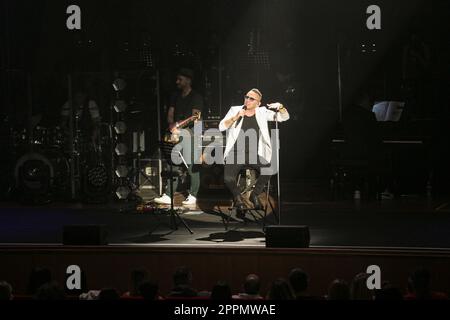 23 avril 2023, Rome, Latium, Italie : l'Orchestre Modí et célèbre 20 ans de succès et 10 ans de Kekko Silvestre et ses compagnons retracèrent leur carrière avec les pièces les plus importantes accompagnées de leur fidèle auditoire et pour la première fois avec un orchestre. Avec lui, Enrico Zapparali (guitare), Diego Arrigoni (guitare), Stefano Forcella (basse) et Claudio Dirani (batterie), ensemble pour la publication de ''Gioia'', l'album qui les consacra. En concert à l'Auditorium Parco della Musica. (Credit image: © Daniela Franceschelli/Pacific Press via ZUMA Press Wire) ÉDITORIAL USA Banque D'Images