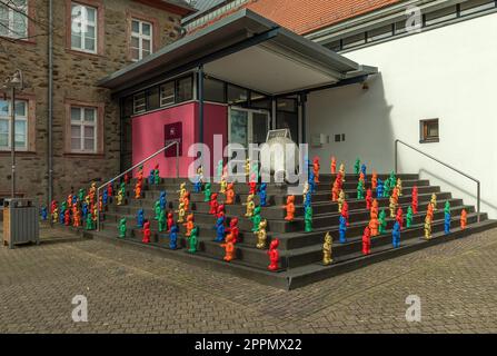 Des gnomes de jardin colorés se dressent sur un escalier en face du Citymuseum Hofheim am Taunus Banque D'Images