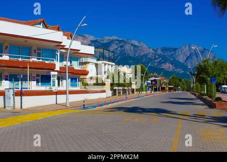 La route et la rue à Kemer, Antalya, Turquie Banque D'Images