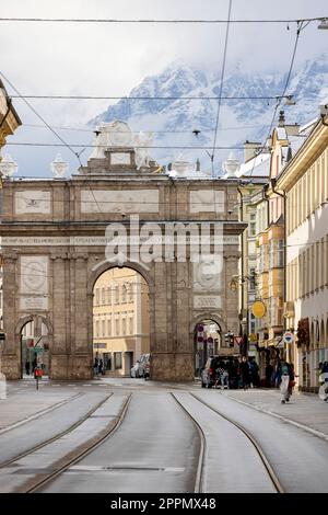 Arc de triomphe (Triumphpforte) sur la rue Maria Teresa, Innsbruck, Autriche Banque D'Images