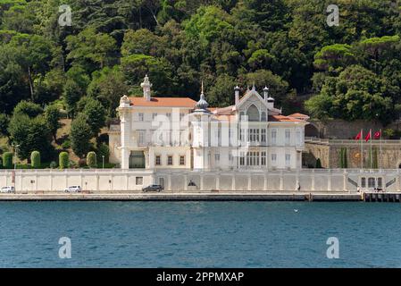 Vue depuis le Bosphore de la résidence officielle du président de la Turquie, anciennement Huber Mansion, Istanbul, Turquie Banque D'Images