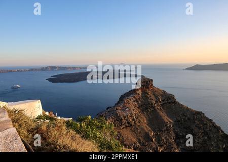 La belle caldeira et la vue sur le rocher de Skaros depuis la terrasse Imerovigli sur Santorini, Grèce Banque D'Images