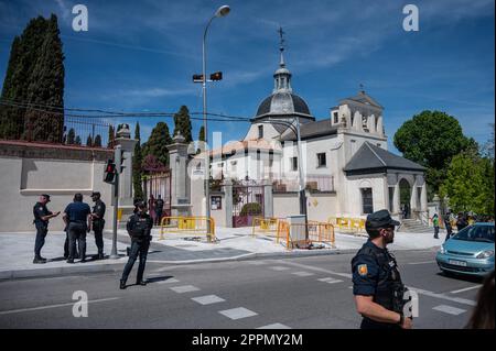 Madrid, Espagne. 24th avril 2023. Vue sur l'entrée du cimetière de San Isidro le jour de l'exhumation des vestiges du fondateur de Falange, José Antonio Primo de Rivera. Les restes du politicien fasciste ont été exhumés de la Valle de los Caidos (connue maintenant sous le nom de Valle de Cuelgamuros) et transférés au cimetière de San Isidro. Credit: Marcos del Mazo/Alay Live News Banque D'Images