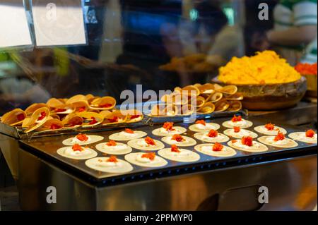 Préparer des crêpes croustillantes thaïlandaises au marché nocturne de Jodd Fairs à Rama iX, Bangkok, Thaïlande Banque D'Images