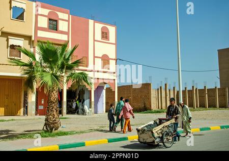 Vie urbaine, magasins et ateliers, marchés et vie commune dans les rues du Maroc. Personnes et professions Banque D'Images