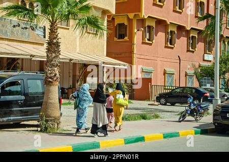 Vie urbaine, magasins et ateliers, marchés et vie commune dans les rues du Maroc. Personnes et professions Banque D'Images