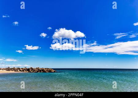 Côte de la mer Méditerranée, nuages uniques dans le ciel bleu, Frontignan Plage près de Sète, Occitania, Sud de la France, France Banque D'Images