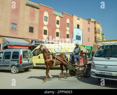 Vie urbaine, magasins et ateliers, marchés et vie commune dans les rues du Maroc. Personnes et professions Banque D'Images