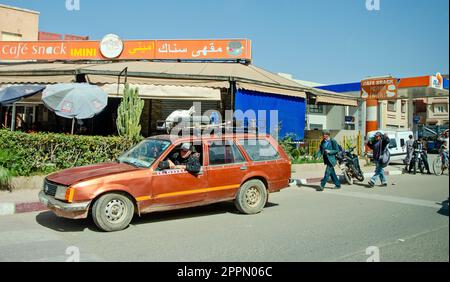 Vie urbaine, magasins et ateliers, marchés et vie commune dans les rues du Maroc. Personnes et professions Banque D'Images