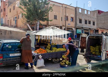 Vie urbaine, magasins et ateliers, marchés et vie commune dans les rues du Maroc. Personnes et professions Banque D'Images