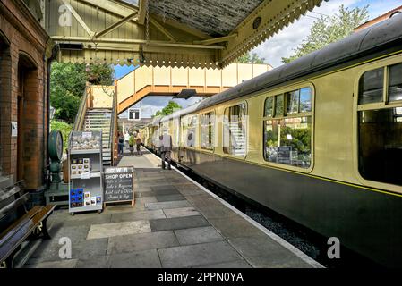 Gare de Toddington. Gare préservée de GWR, Gloucestershire Angleterre Royaume-Uni avec train à la plate-forme Banque D'Images