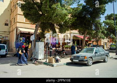 Vie urbaine, magasins et ateliers, marchés et vie commune dans les rues du Maroc. Personnes et professions Banque D'Images