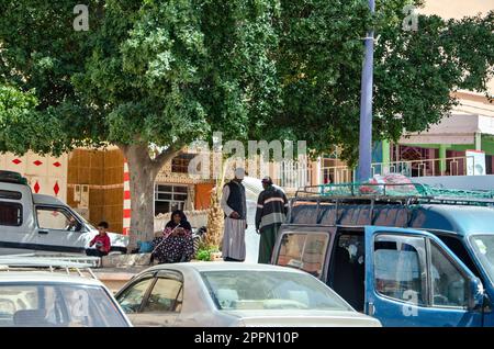 Vie urbaine, magasins et ateliers, marchés et vie commune dans les rues du Maroc. Personnes et professions Banque D'Images
