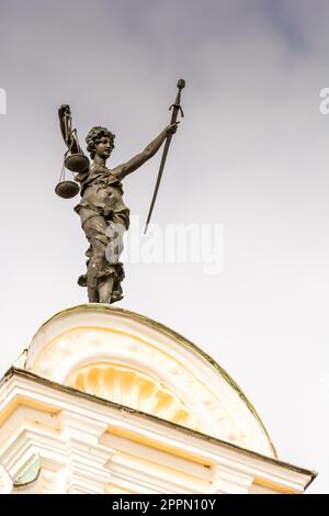 Sculpture de Justitia (Lady Justice) sur la vieille mairie d'Ingolstadt, construite en 1883 Banque D'Images
