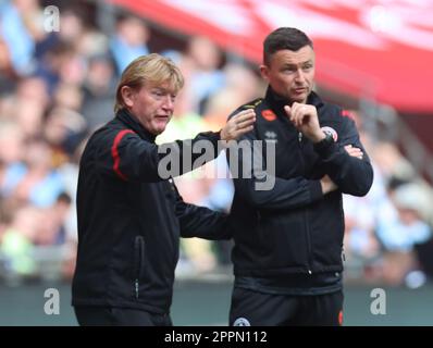 Le G-D Stuart McCall en tant que directeur adjoint et Paul Heckingbottom entraîneur de Sheffield Unis pendant la coupe FA - demi-finale de football match entre Mancheste Banque D'Images