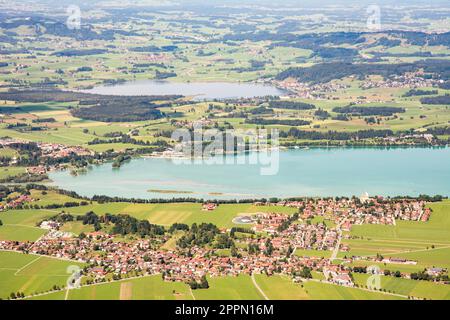 Vue aérienne depuis le mont Tegelberg sur le lac Forggensee et le village de Schwangau en Bavière Allemagne Banque D'Images