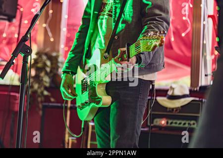 Milan, Italie 24 avril 2023 : gros plan d'un guitariste jouant de sa guitare en direct sur scène dans une petite salle. Banque D'Images