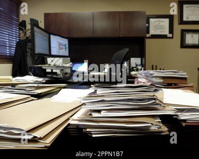 Avocat ou homme d'affaires bureau désordonné avec des dossiers et des papiers ordinateur Banque D'Images