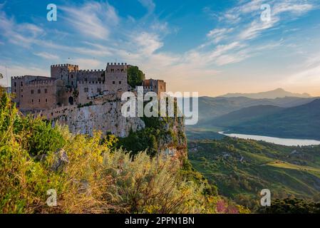 Vue panoramique du château de Caccamo au coucher du soleil, Sicile Banque D'Images