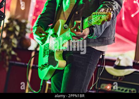 Milan, Italie 24 avril 2023 : gros plan d'un guitariste jouant de sa guitare en direct sur scène dans une petite salle. Banque D'Images