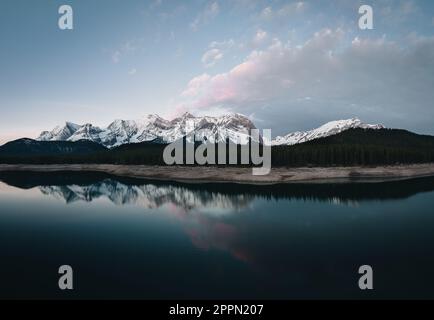 Drone aérien du lac Kananaskis inférieur image de la chaîne Kananaskis. parc provincial peter lougheed. Montagnes Rocheuses canadiennes. Couleurs lever et coucher de soleil. Banque D'Images