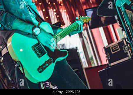 Milan, Italie 24 avril 2023 : représentation dynamique d'un groupe de rock talentueux jouant leur musique sur scène dans un petit bar Banque D'Images