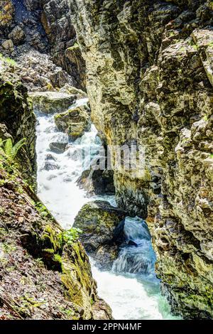 Fleuve sauvage qui coule à travers les gorges de Breitachklamm Banque D'Images