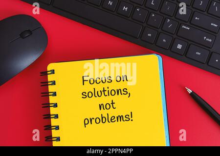 « Cahier jaune avec leçon de vie écrite » - Cahier jaune avec leçon de vie écrite sur fond rouge. Banque D'Images