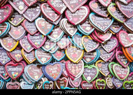 Gingerbread hearts vendus sur l'Oktoberfest à Munich Banque D'Images