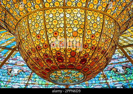 Vitraux artistiques dans le dôme, vue intérieure, salle de concert Palau de la Musica Catalana, Modernisme Catala, Barcelone, Catalogne, Espagne Banque D'Images