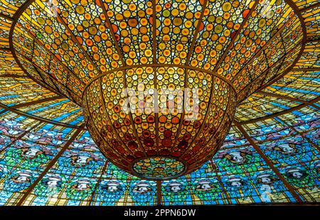 Vitraux artistiques dans le dôme, vue intérieure, salle de concert Palau de la Musica Catalana, Modernisme Catala, Barcelone, Catalogne, Espagne Banque D'Images