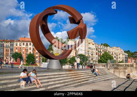 Sculpture de Jorge Oteiza, The alternative Ovoid, à l'Hôtel de ville de Bilbao (Ayuntamiento), Ernesto Erkoreka Plaza, Bilbao, pays basque, Espagne Banque D'Images