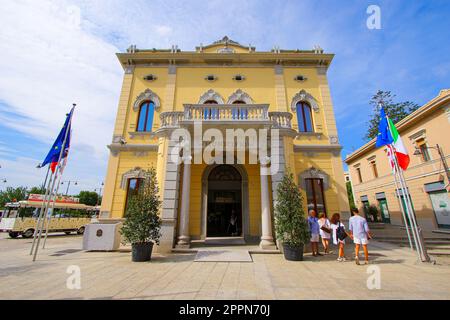 Olbia, Sardaigne - 8 août 2019 : façade de l'hôtel de ville d'Olbia en Sardaigne, Italie - ancien bâtiment dans le centre historique de cette localité Banque D'Images