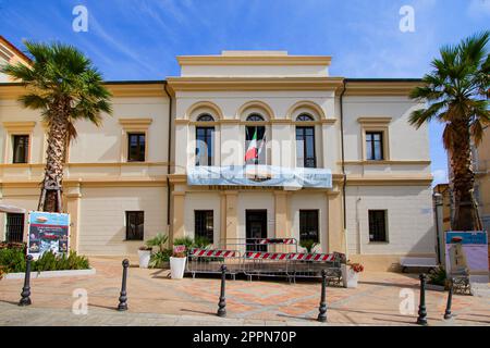 Olbia, Sardaigne - 8 août 2019 : façade de la Bibliothèque municipale d'Olbia en Sardaigne, Italie - ancien bâtiment dans le centre historique de la ville à Banque D'Images