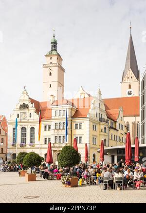 INGOLSTADT, ALLEMAGNE - OKTOBER 3: Touristes dans un café en face de l'hôtel de ville historique d'Ingolstadt, Allemagne sur Oktober 3, 2015. Photo prise de Banque D'Images