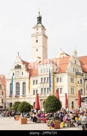 INGOLSTADT, ALLEMAGNE - OKTOBER 3: Touristes dans un café en face de l'hôtel de ville historique d'Ingolstadt, Allemagne sur Oktober 3, 2015. Photo prise de Banque D'Images