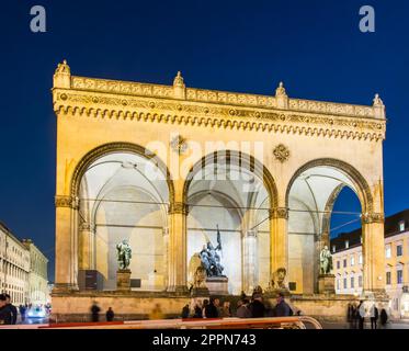 MUNICH, ALLEMAGNE - OCTOBRE 26: Touristes à la Feldherrnhalle à Munich, Allemagne sur 26 octobre 2015. Munich est la plus grande ville de Bavière avec Banque D'Images