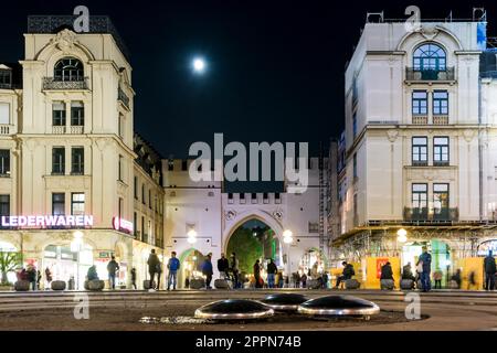 MUNICH, ALLEMAGNE - OKTOBER 26: Touristes à la place Stachus à Munich, Allemagne sur Oktober 26, 2015. Munich est la plus grande ville de Bavière avec Banque D'Images