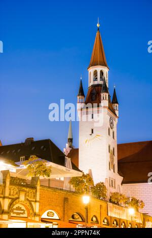 MUNICH, ALLEMAGNE - OKTOBER 26 : ancienne mairie illuminée de Munich, Allemagne sur Oktober 26, 2015. Munich est la capitale de la Bavière. Photo prise de Banque D'Images