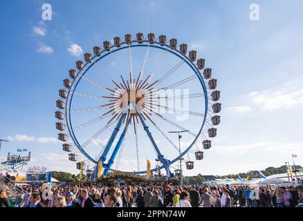 MUNICH, ALLEMAGNE - SEPTEMBRE 30 : les gens devant une grande roue sur l'Oktoberfest à Munich, Allemagne sur 30 septembre 2015. L'Oktoberfest est le Banque D'Images