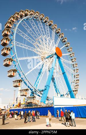 MUNICH, ALLEMAGNE - SEPTEMBRE 30 : les gens devant une grande roue sur l'Oktoberfest à Munich, Allemagne sur 30 septembre 2015. L'Oktoberfest est le Banque D'Images