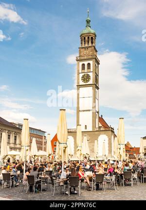 AUGSBOURG, ALLEMAGNE - AVRIL 30: Touristes dans un café de rue à Augsbourg, Allemagne sur 30 avril 2016. Augsbourg est l'une des plus anciennes villes d'Allemagne. Vers Banque D'Images