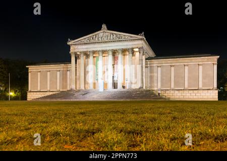 MUNICH, ALLEMAGNE - OKTOBER 26: Collections illuminées d'antiquités de Sate à Koenigsplatz à Munich, Allemagne sur Oktober 26, 2015. Pendant le troisième reich Banque D'Images