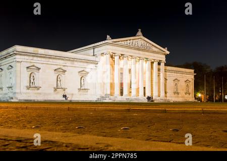 MUNICH, ALLEMAGNE - OCTOBRE 26 : illuminé Glyptothek à Koenigsplatz à Munich, Allemagne sur 26 octobre 2015. Pendant le troisième reich la place était Banque D'Images