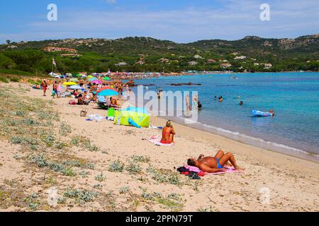 Porto Istana, Sardaigne - 8 août 2019 : les touristes se baignent au soleil sur le sable doré de la plage de Porto Istana près d'Olbia sur la Costa Smeralda ('Emera Banque D'Images