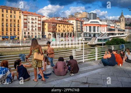 Point de rencontre avec le style de vie en face du marché historique le marché de la Ribera le long de la rivière Nervion, Bilbao, Espagne, Europe Banque D'Images