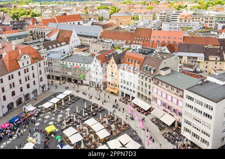 AUGSBURG, ALLEMAGNE - le 20 mai : Vue aérienne de personnes dans un café de la rue à Augsburg, Allemagne le 20 mai 2017. Foto pris de Perlachturm avec vue sur la Banque D'Images